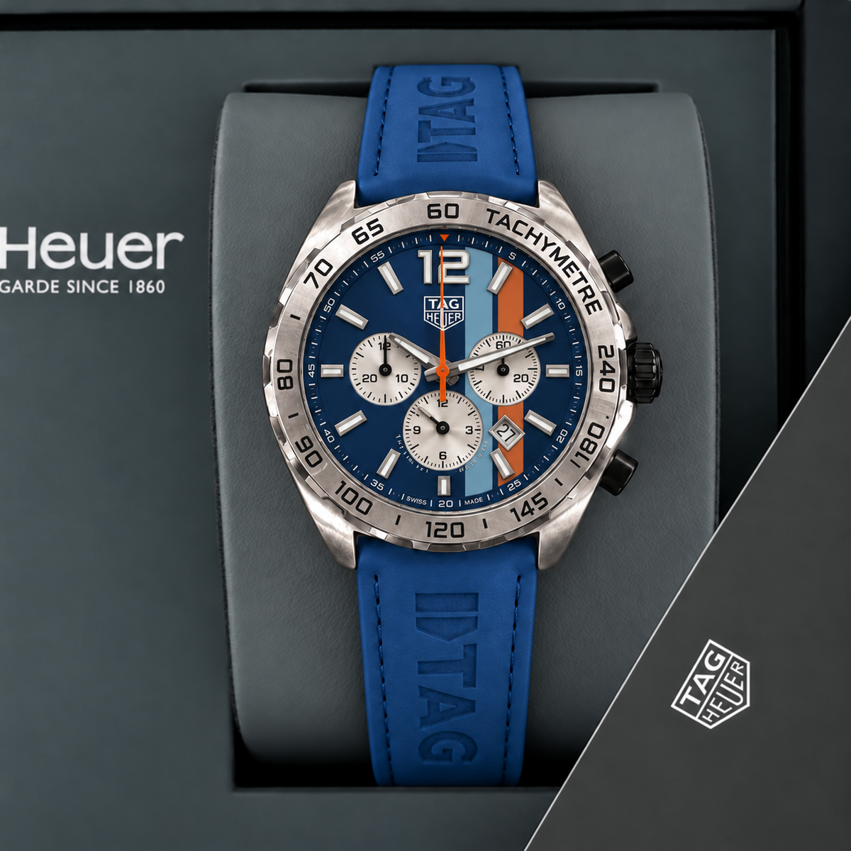 TAG Heuer azul con franjas celeste y naranja a la derecha del dial y malla de cuero azul
