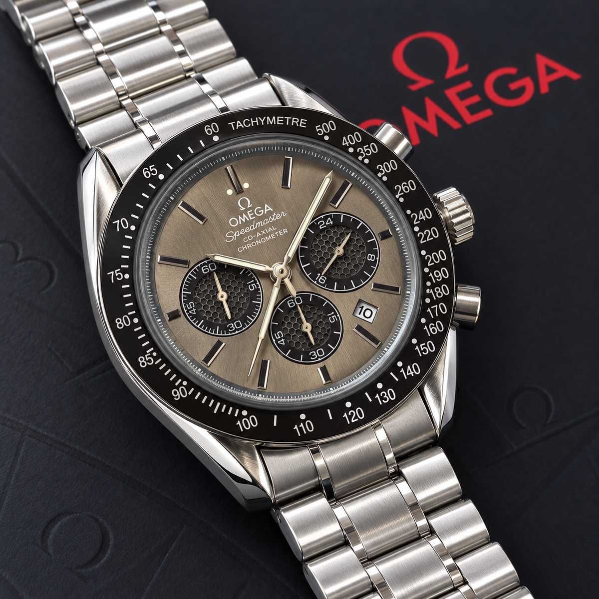Omega Speedmaster dial taupe bisel negro malla acero